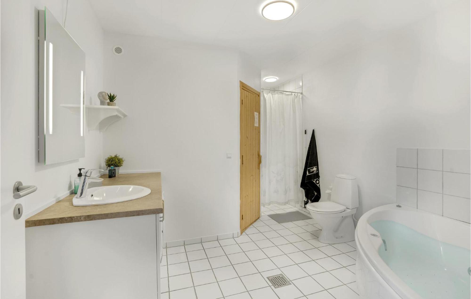 Amazing Home In Hvide Sande With Wifi Bjerregard ภายนอก รูปภาพ