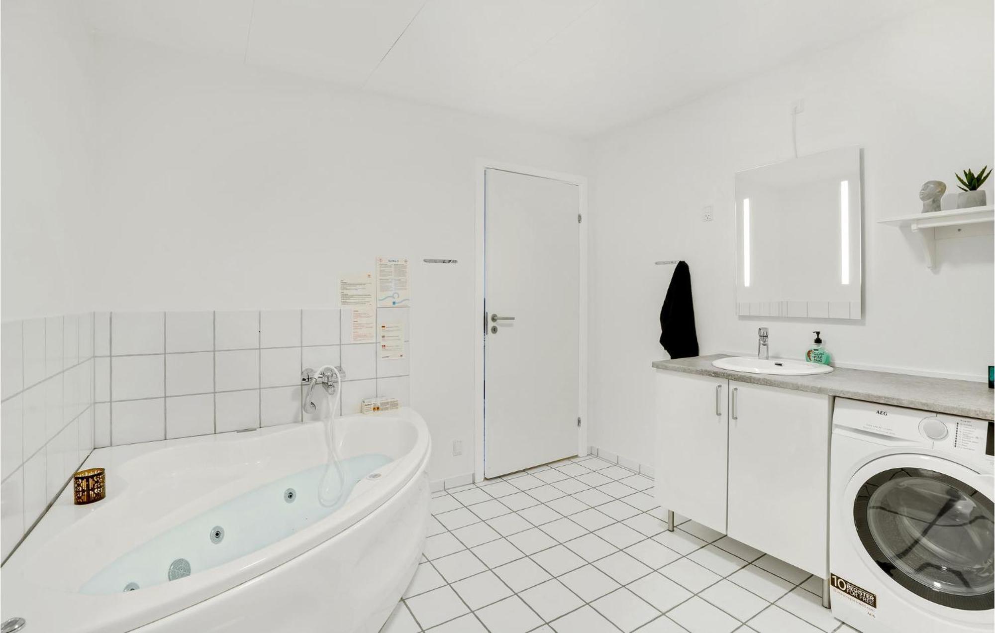 Amazing Home In Hvide Sande With Wifi Bjerregard ภายนอก รูปภาพ